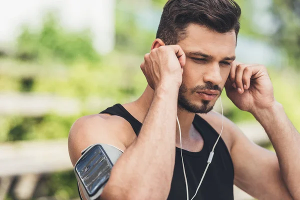 Portret Van Jonge Sporter Oortelefoons Met Smartphone Rijklare Armband Geval — Gratis stockfoto