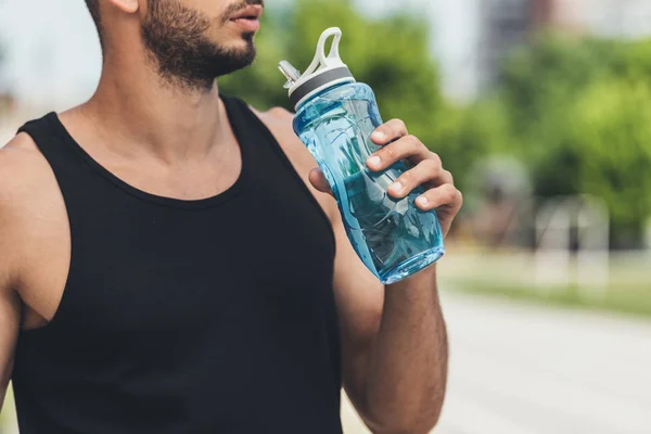 Foto Dipotong Dari Olahragawan Muda Minum Air Dari Botol — Stok Foto
