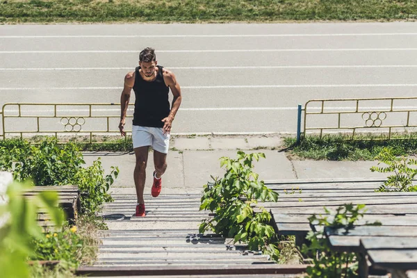 Erhöhter Blick Auf Jungen Sportler Der Auf Treppe Sportplatz Turnt — Stockfoto