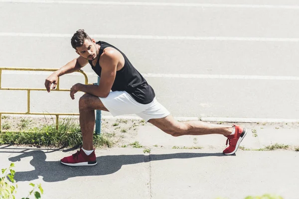 Koşu Parkuru Spor Bahçesi Yakınında Uzanan Genç Erkek Atlet — Stok fotoğraf