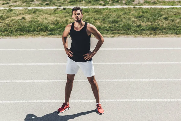 Visão Alto Ângulo Atleta Masculino Pista Corrida Com Braços Akimbo — Fotografia de Stock