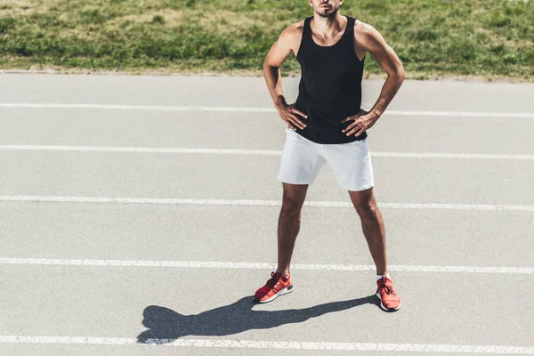 Image Recadrée Athlète Masculin Debout Sur Piste Course Avec Les — Photo