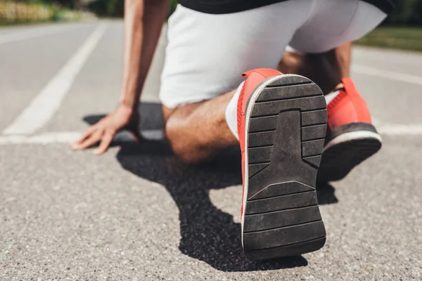 Koşu Ayakkabıları Koşu Parkuru Üzerinde Başlama Pozisyonu Içinde Erkek Sprinterlerin — Stok fotoğraf