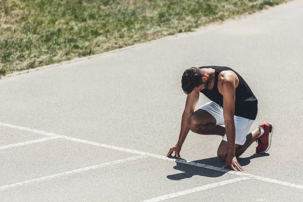 Joven Deportista Posición Inicial Pista Atletismo Parque Infantil Deportivo —  Fotos de Stock