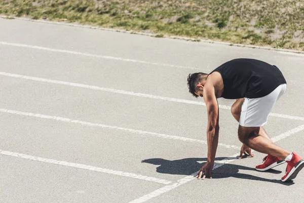 Velocista Macho Joven Posición Inicial Pista Atletismo — Foto de Stock