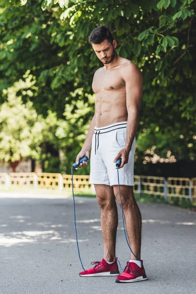 Apuesto Joven Sin Camisa Con Saltar Cuerda — Foto de Stock