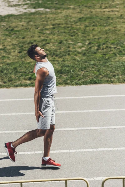 Sufrimiento Joven Deportista Recibir Lesión Pierna Pista Atletismo — Foto de stock gratis