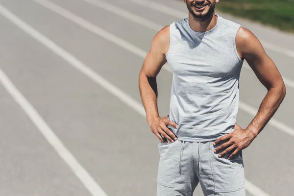 Beskuren Bild Leende Sportiga Mannen Stående Löparbana Med Vapen Akimbo — Stockfoto