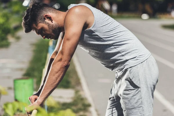 Stanco Giovane Che Riposa Dopo Duro Allenamento — Foto Stock