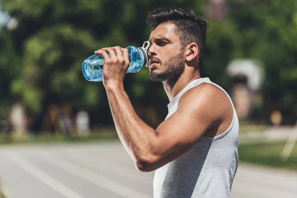 Sportlicher Junger Mann Trinkt Nach Dem Training Wasser — Stockfoto