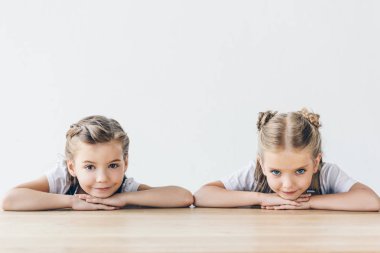 masada oturan ve üzerinde beyaz izole kamera bakıyor çocuk