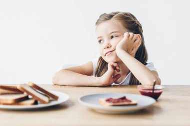 uzak üzerinde beyaz izole düşünceli liseli kızlar tost ve seyir kahvaltı için reçel ile
