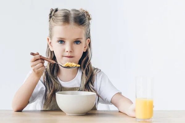 Petite Écolière Manger Petit Déjeuner Sain Isolé Sur Blanc Regardant — Photo