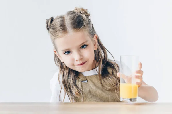 Bedårande Liten Skolflicka Med Glas Apelsinjuice Isolerad Vit — Stockfoto
