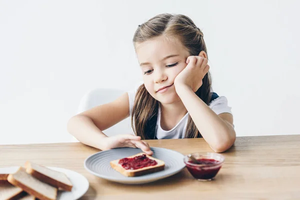 Znuděný Malá Školačka Toasty Džemem Snídani Izolované Bílém — Stock fotografie