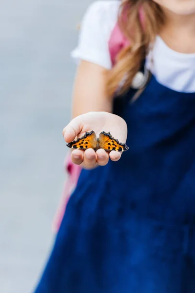 Oříznutý Snímek Malé Dítě Drží Ruce Krásný Motýl — Stock fotografie