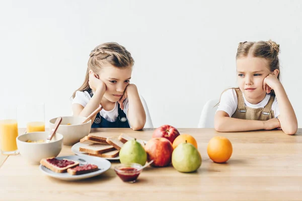 Smutne Małe Siostry Nie Chcą Jeść Zdrowe Śniadanie Białym Tle — Zdjęcie stockowe