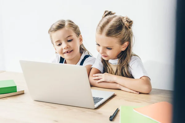 Szczęśliwy Mało Uczennice Pomocą Laptopa Studia Białym Tle — Zdjęcie stockowe