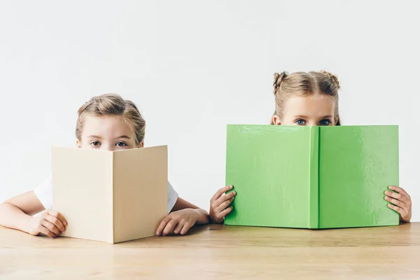 Petites Écolières Couvrant Les Visages Avec Des Livres Isolés Sur — Photo