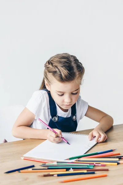 Schattig Kindje Tekenen Met Kleur Potloden Geïsoleerd Wit — Stockfoto