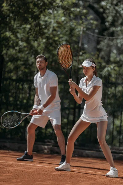 Νεαρός Άνδρας Και Γυναίκα Παίζει Τένις Ομάδα — Φωτογραφία Αρχείου