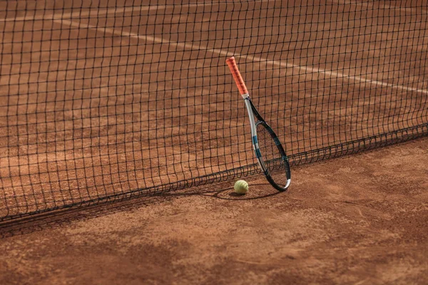 Tennisboll Och Racket Lutande Nätet — Stockfoto