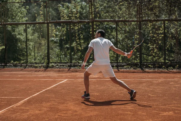 Jovem Tenista Pronto Para Servir Quadra Livre — Fotografia de Stock