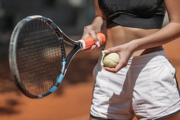 Oříznout Záběr Sportovní Mladé Ženy Tenisovou Raketu Míček — Stock fotografie