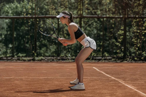 站在网球场等候发球的年轻女子 — 图库照片