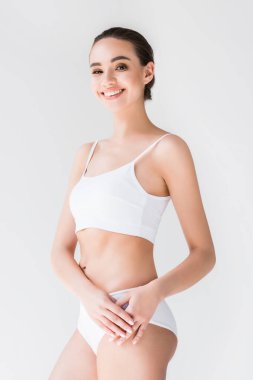 gülümseyen çekici beyaz womanl izole gri arka plan üzerinde beyaz iç çamaşırı 