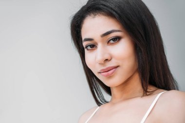 gri arka plan üzerinde izole kamera bakarak genç çekici karışık ırk kadın portresi 