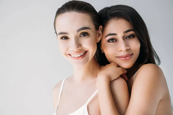 Retrato Mujeres Sonrientes Multiculturales Mirando Cámara Aislada Sobre Fondo Gris — Foto de Stock