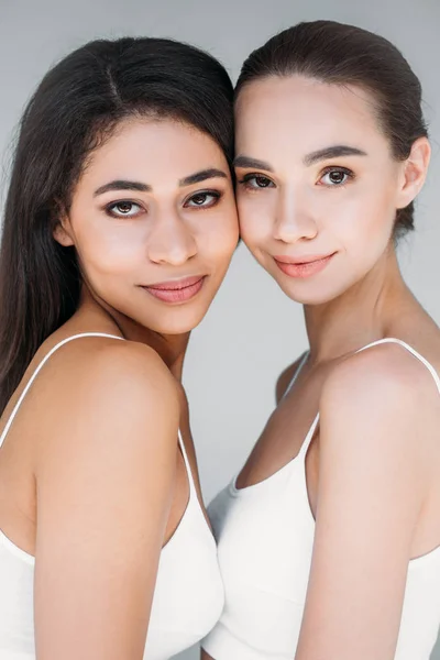 Retrato Mujeres Sonrientes Multiculturales Mirando Cámara Aislada Sobre Fondo Gris — Foto de Stock