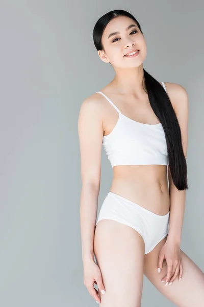 Sourire Attrayant Asiatique Femme Lingerie Blanche Posant Sur Fond Gris — Photo