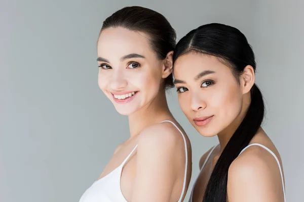 Sonriente Asiático Caucásico Mujeres Mirando Cámara Aislado Gris Fondo — Foto de Stock