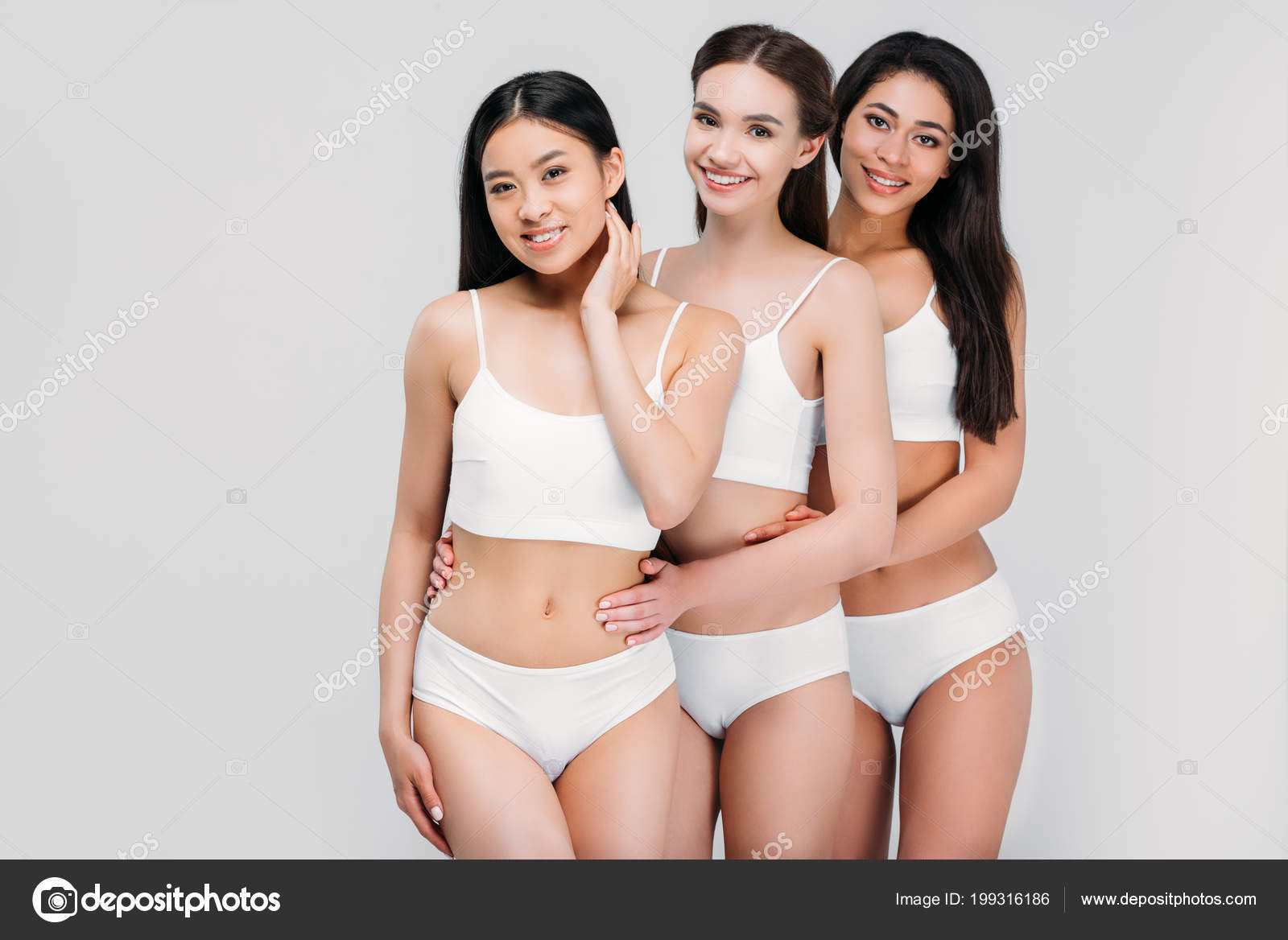 Ninas Sonrientes Multietnicas Abrazando Posando Lenceria Blanca Aisladas Gris Foto de stock AllaSerebrina 199316186