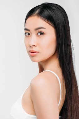 gri izole kamera, bakarak çekici Asyalı kız