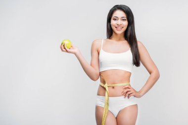 elma, gri, diyet kavramı izole tutan bel kasette ölçme ile beyaz iç çamaşırı ince Afro-Amerikan Kız