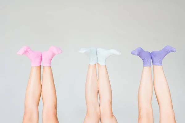 Μερική Άποψη Της Γυναικεία Πόδια Διάφορες Πολύχρωμες Κάλτσες Απομονωμένες Γκρίζο — Φωτογραφία Αρχείου
