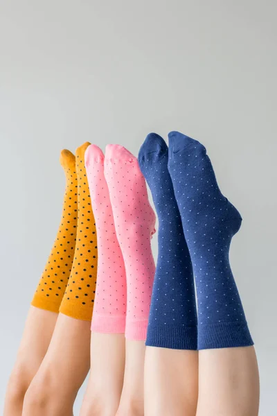 Частичный Вид Женских Ног Различных Красочных Носках Изолированных Сером Фоне — стоковое фото