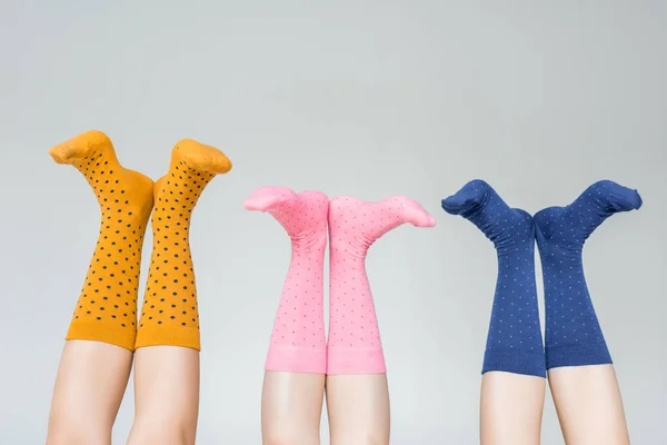Частковий Вигляд Жіночих Ніг Різних Барвистих Шкарпетках Ізольовані Сірому Фоні — стокове фото