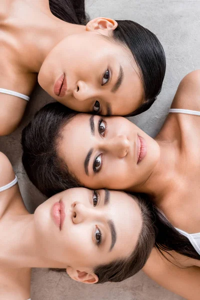 Vista Superior Tres Mujeres Atractivas Multiculturales Que Yacen Suelo — Foto de Stock