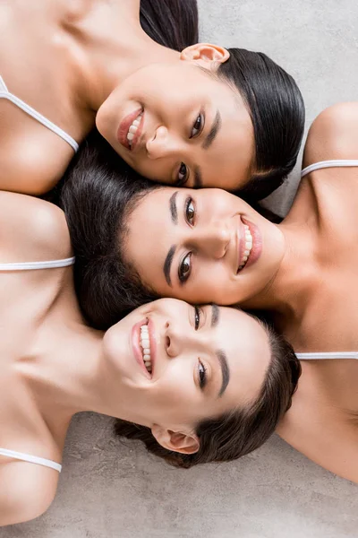Vista Superior Meninas Multiculturais Sorridentes Atraentes Olhando Para Câmera — Fotografia de Stock