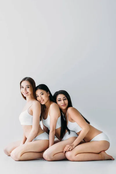 Meninas Multiétnicas Bonitas Roupa Interior Branca Posando Juntas Isoladas Cinza — Fotografia de Stock