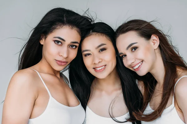 Meninas Multiculturais Sorridentes Elegantes Olhando Para Câmera Isoladas Cinza — Fotografia de Stock