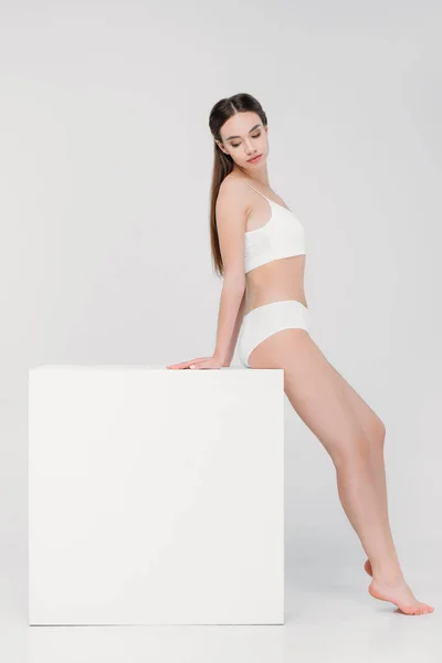 Belle Fille Tendre Sous Vêtements Posant Près Cube Blanc Isolé — Photo