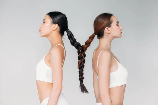 Schöne Brünette Multiethnische Mädchen Mit Haaren Einem Zopf Isoliert Auf — Stockfoto