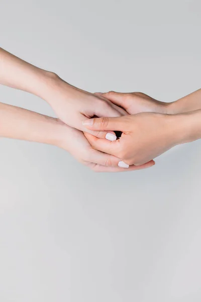 Teilansicht Von Mädchen Die Sich Händen Halten Isoliert Auf Grau — Stockfoto