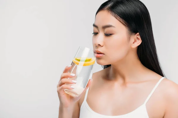 Encantadora Chica Asiática Bebiendo Agua Pura Con Limón Aislado Gris —  Fotos de Stock