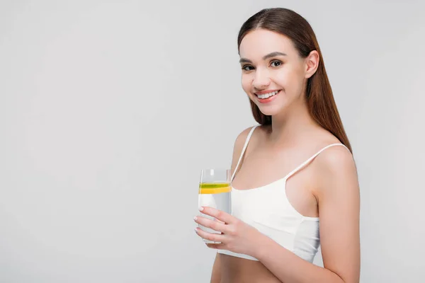 Hermosa Chica Sonriente Sujetador Sosteniendo Agua Limón Vidrio Aislado Gris —  Fotos de Stock